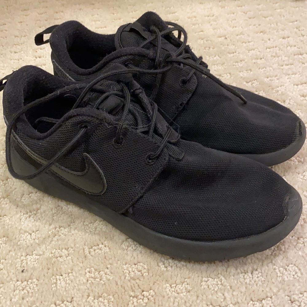 Roshe One Nikes (Kids)